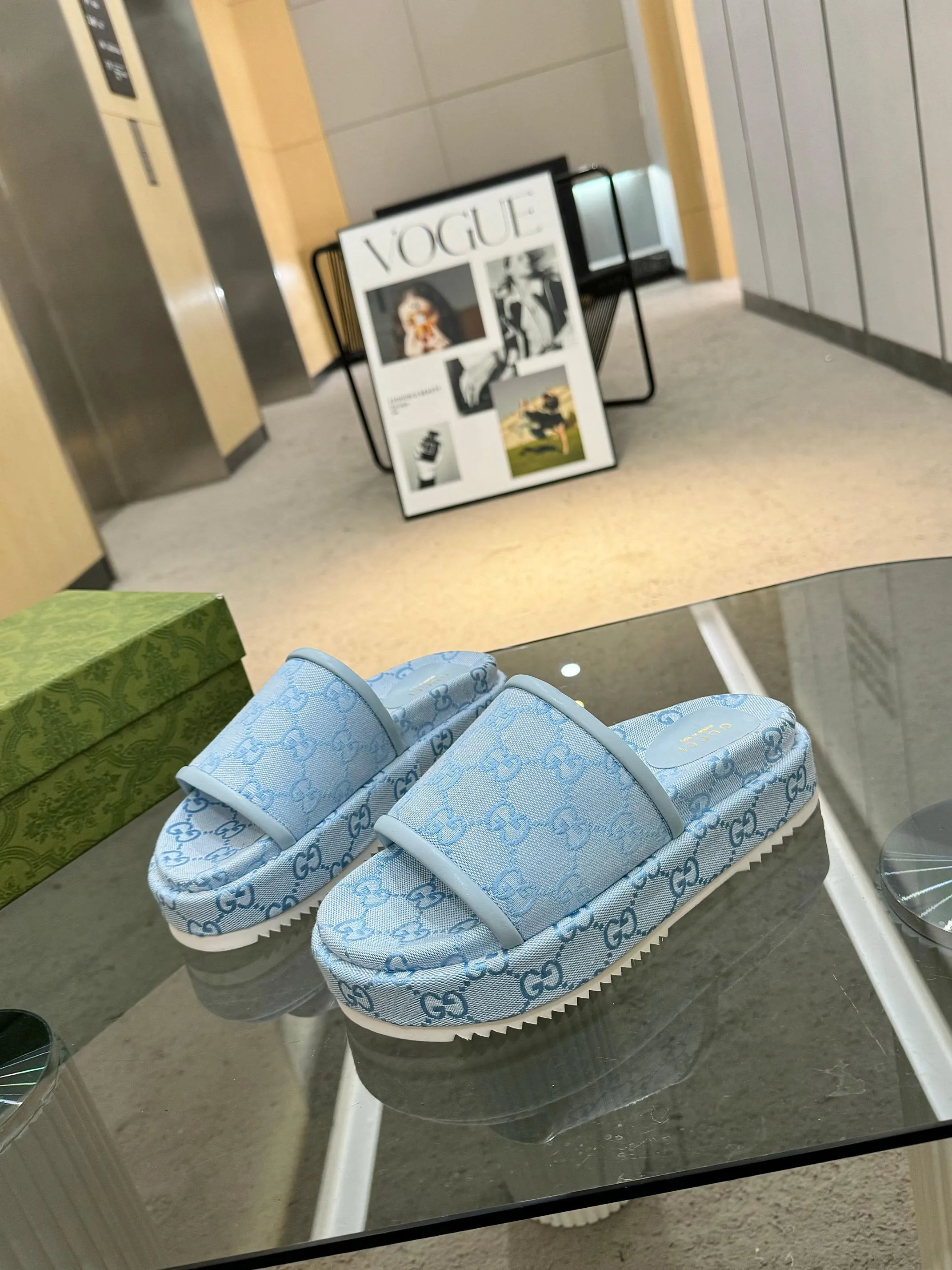 👟👟Ex-factory price 400👟👟 Shipped all year round, Gucci's latest limited edition thick-soled slippers. Top quality for sale. Purchase genuine product for development. The material and workmanship are consistent with the original. Upper: original special printing process. Lining: dyed sheepskin. Outsole: Italian private model outsole. Size: 35-43M standard size. 41, 42, 43 are also customized and cannot be returned. Sole thickness: 5.5cm. Forefoot 4cm.
